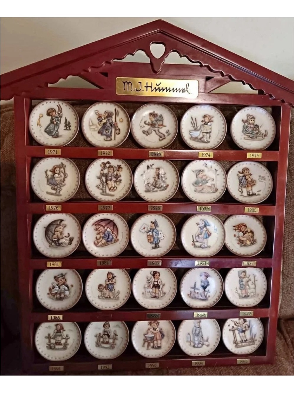 Hummel Decorative Mini Plate Wall Rack - Brown and Cream